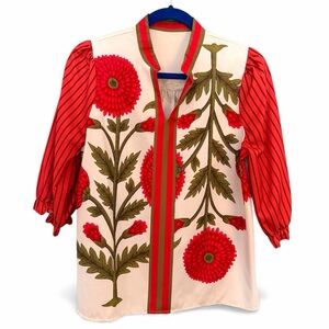 BOHO BOUTIQUE M Floral Red and White V-Neck Top